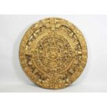 Goldene Reliefscheibe mit der Nachahmung des Maya Kalenders, Holz, geschnitzt. Maße: 36 x 35 x 3,5