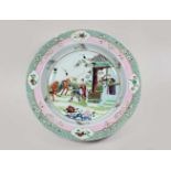 Große Schale, China 18.-19. Jh., Porzellan, im Spiegel figürliche Szene in Farben Familie Rose,