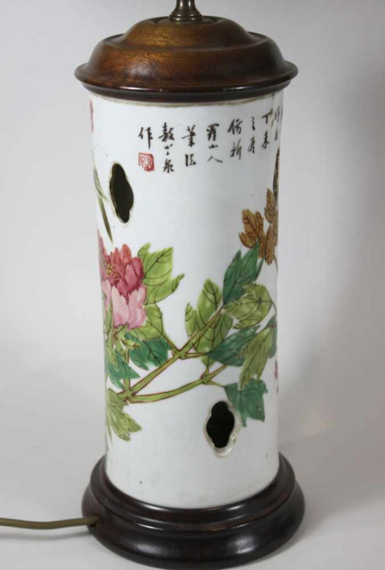 Paar Hutständer als Lampen, Porzellan, China, wohl Ende 19. Jh., floraler Dekor mit Amseln, in den - Image 4 of 5