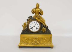 Salonuhr mit lesendem Edelmann