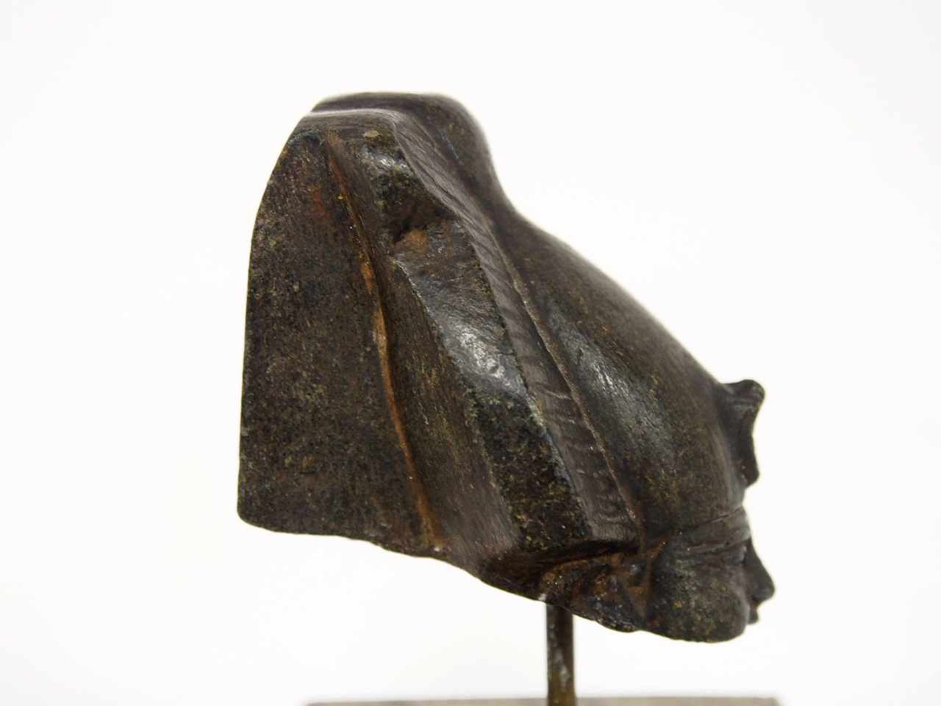 Fragment eines Osiriskopfes mit Atef-Krone - Bild 2 aus 2