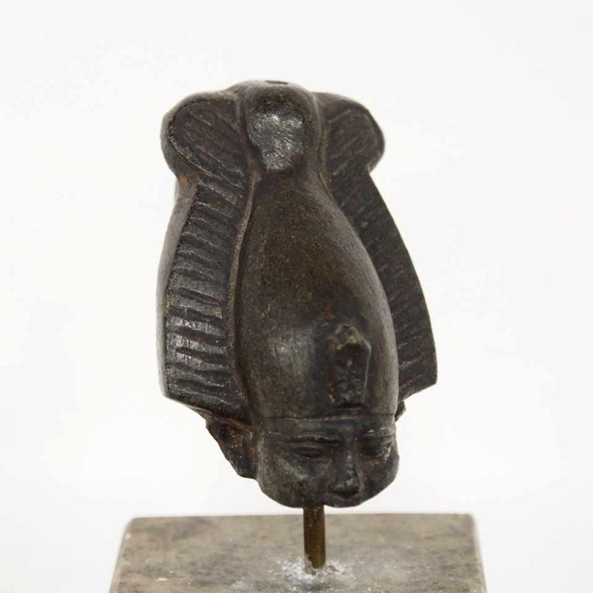 Fragment eines Osiriskopfes mit Atef-Krone