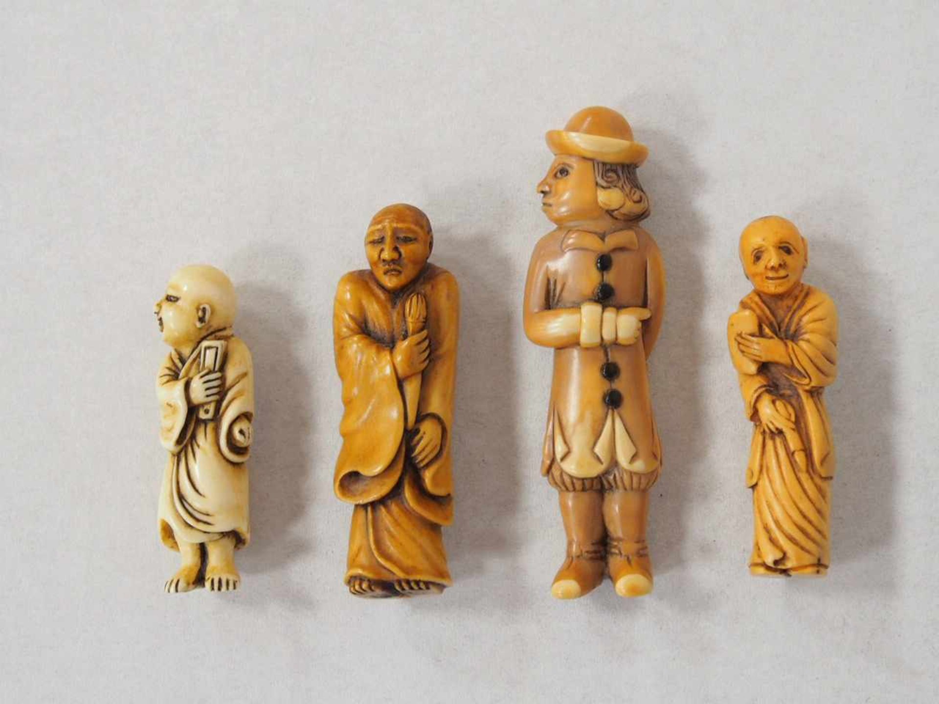 Vier Netsuke in Gestalt menschlicher Figuren