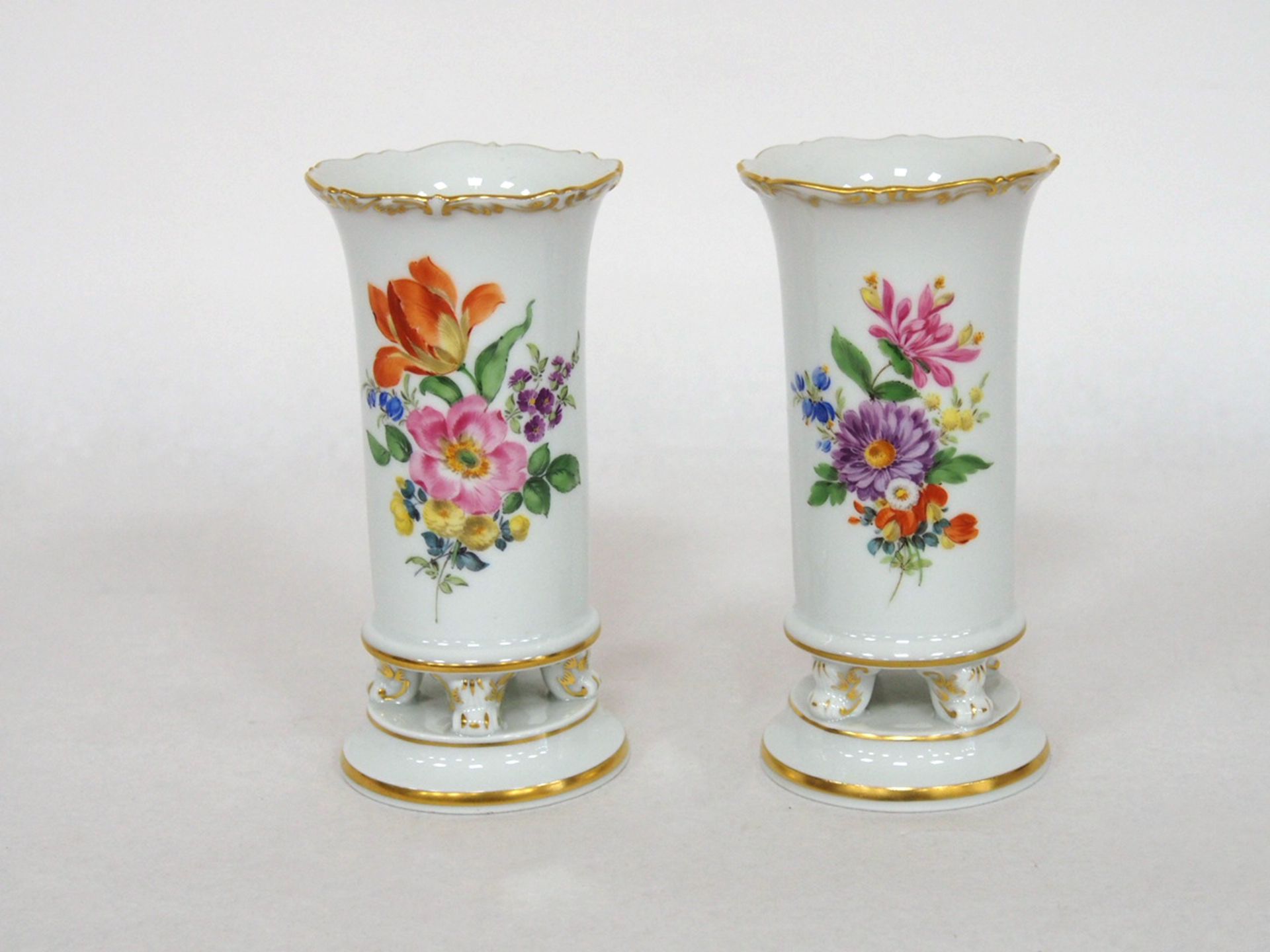 Paar Vasen mit Tatzenfüßen