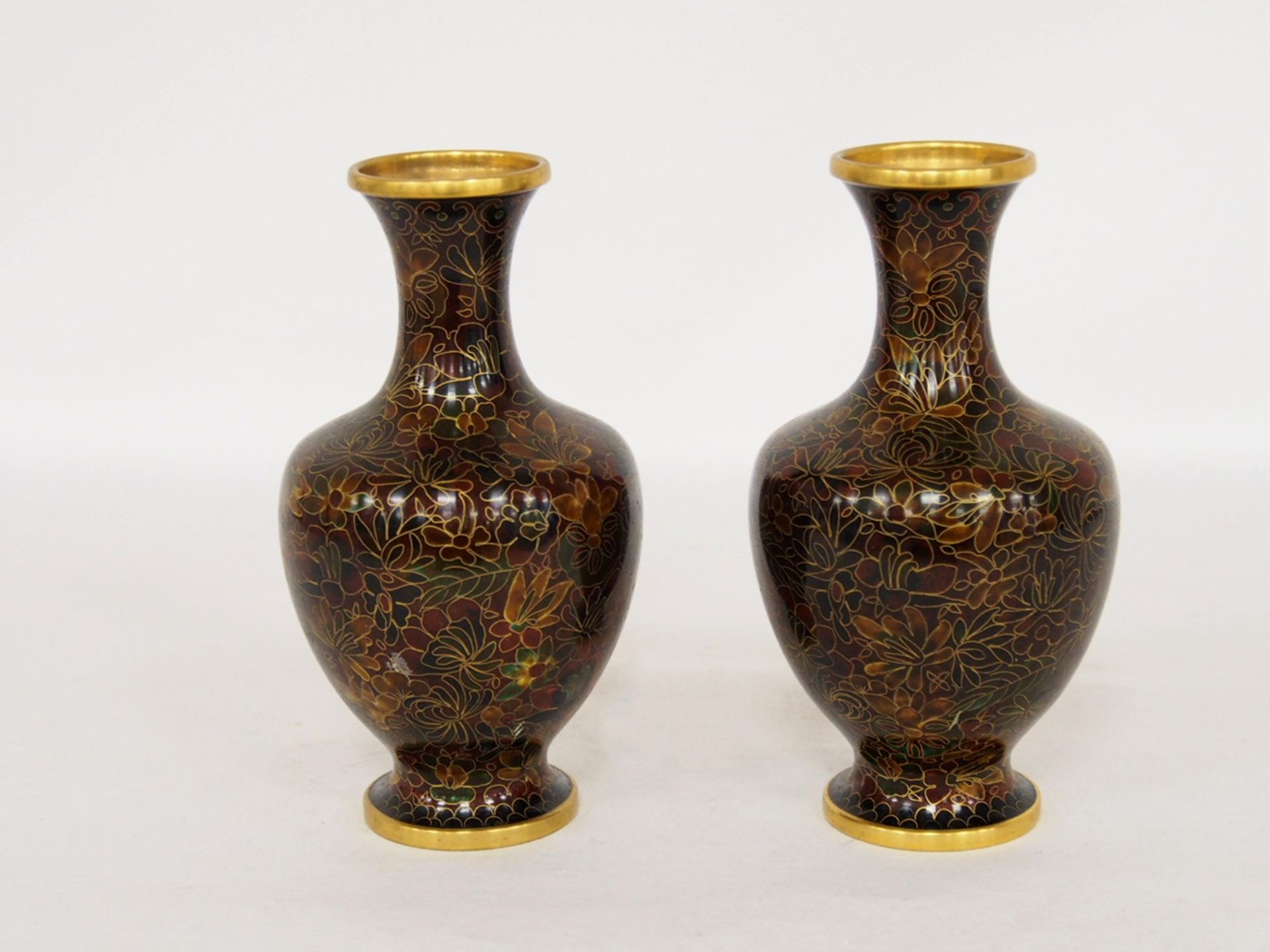 Paar Cloisonné-Vasen mit Holzaufsteller