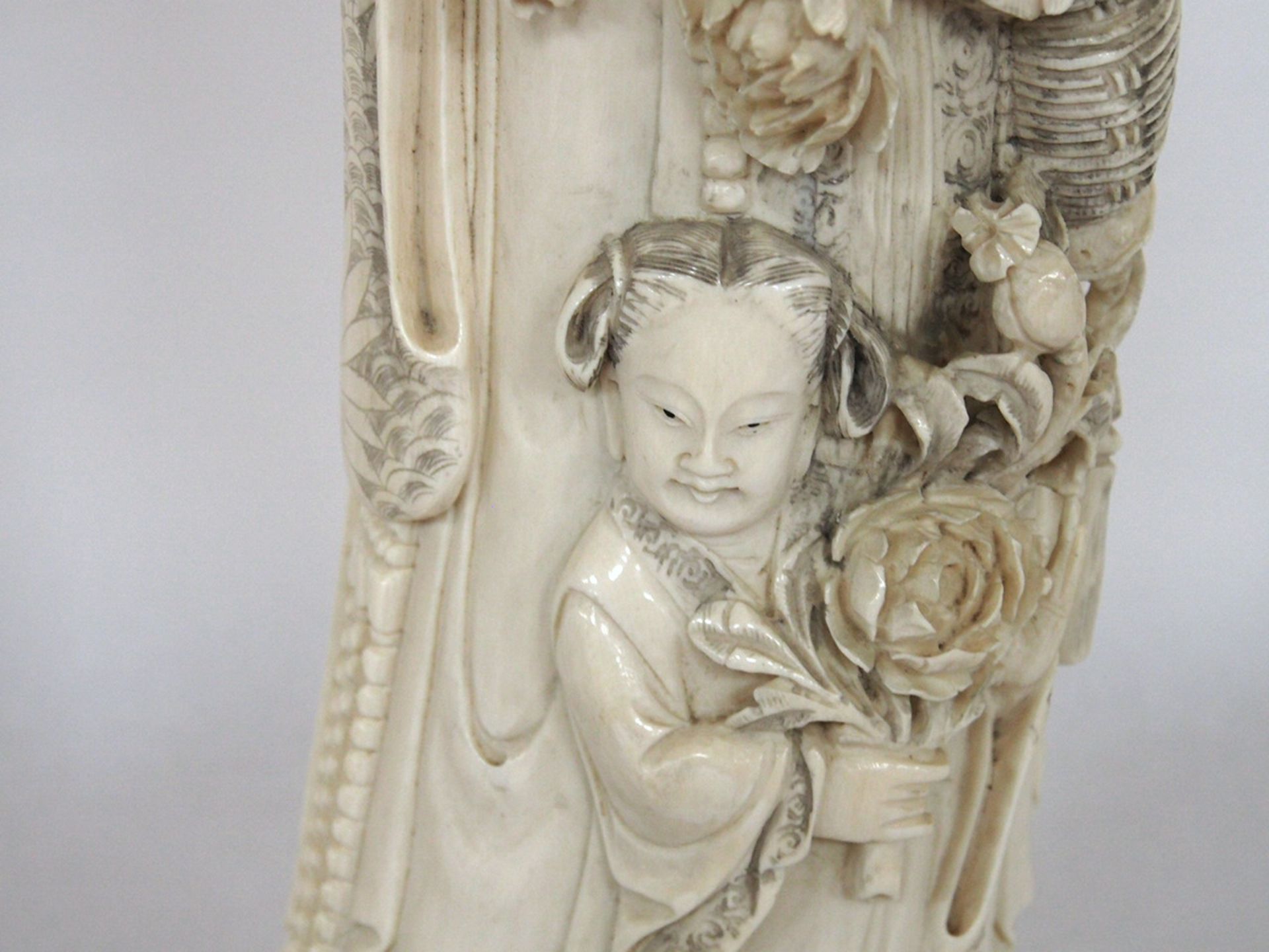 Guanyin und Shou-Lao mit weiblichen Adoranten - Bild 2 aus 6