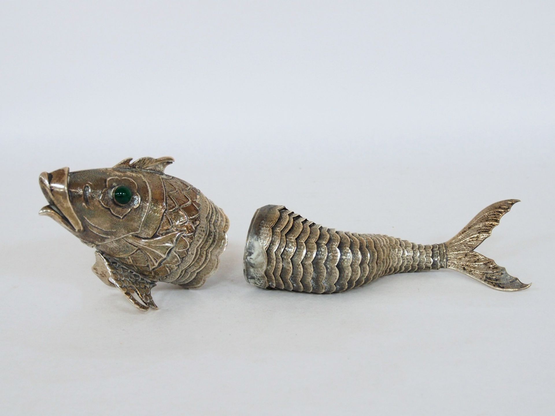 Besaminbüchse in Form eines GliederfischesSilber, Augen Halbedelsteine, gemarkt, Länge 28 cm,