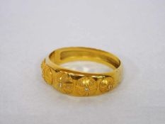 Armreif750er Gelbgold mit 5 Brillanten (zusammen ca. 0,36 ct) auf 5 Halbkugeln mit Granulation,