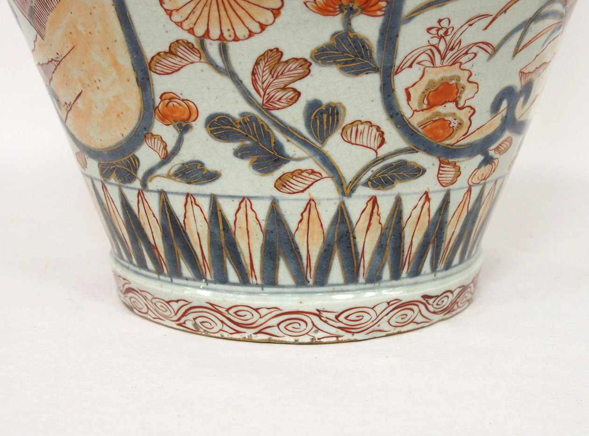 Große DeckelvasePorzellan, Imari-Dekor, Unterglasurblau, Eisenrot, Gold, Japan 17. Jahrhundert, Höhe - Bild 2 aus 4