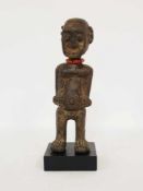 AhnenfigurHolz, vollrund geschnitzt, Kette aus roter Koralle, Lobi, Elfenbeinküste Mitte 20.
