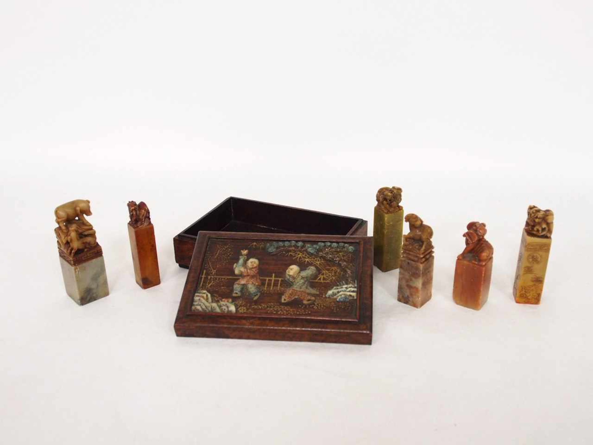 Holzkasten mit 6 SiegelnEdelholz, Deckel mit Steineinlagen (Spielende Kinder), 4 x 13,5 x 9 cm;