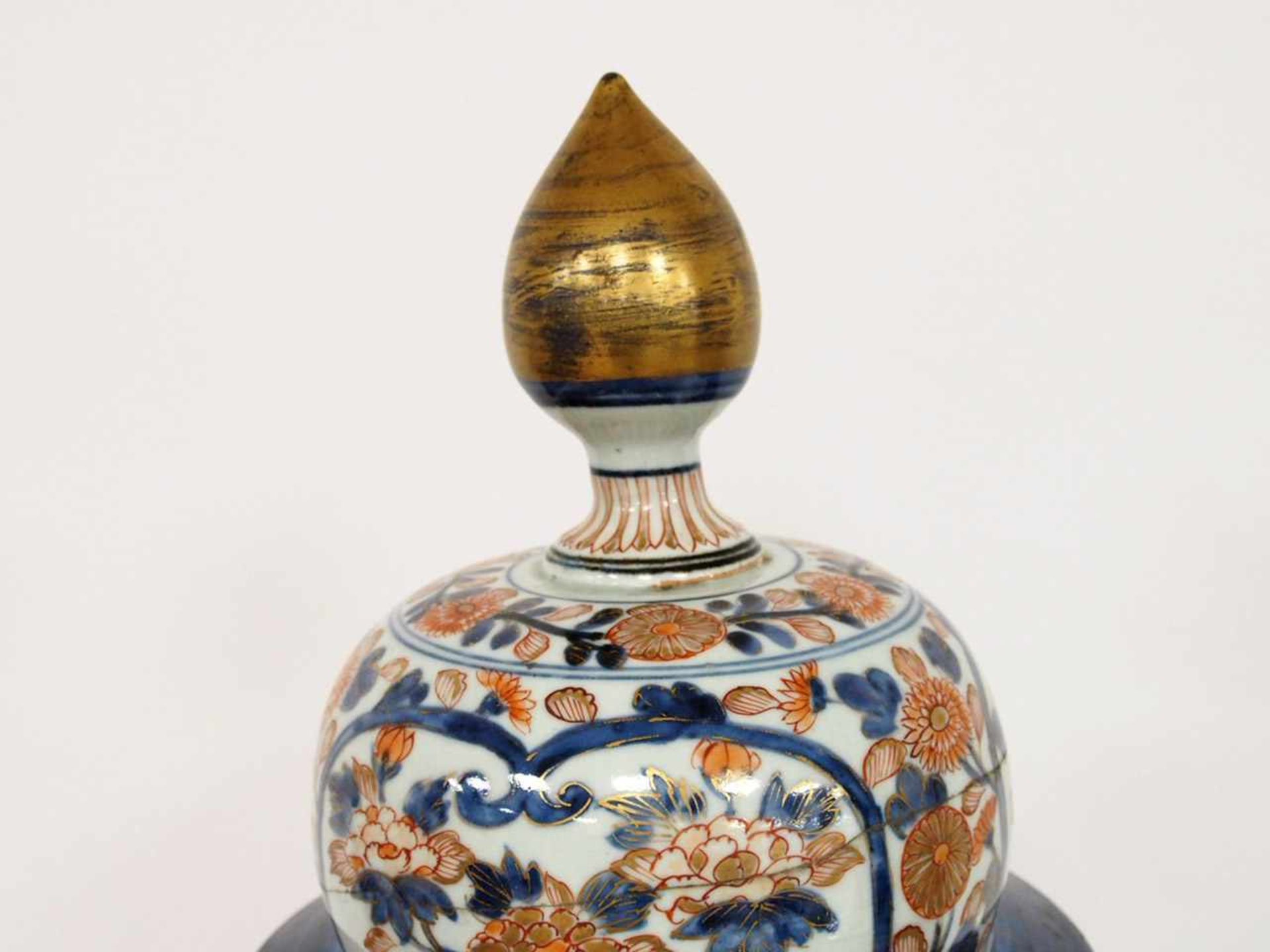 Große DeckelvasePorzellan, Imari-Dekor, Unterglasurblau, Eisenrot, Gold, Japan 17. Jahrhundert, Höhe - Bild 4 aus 4