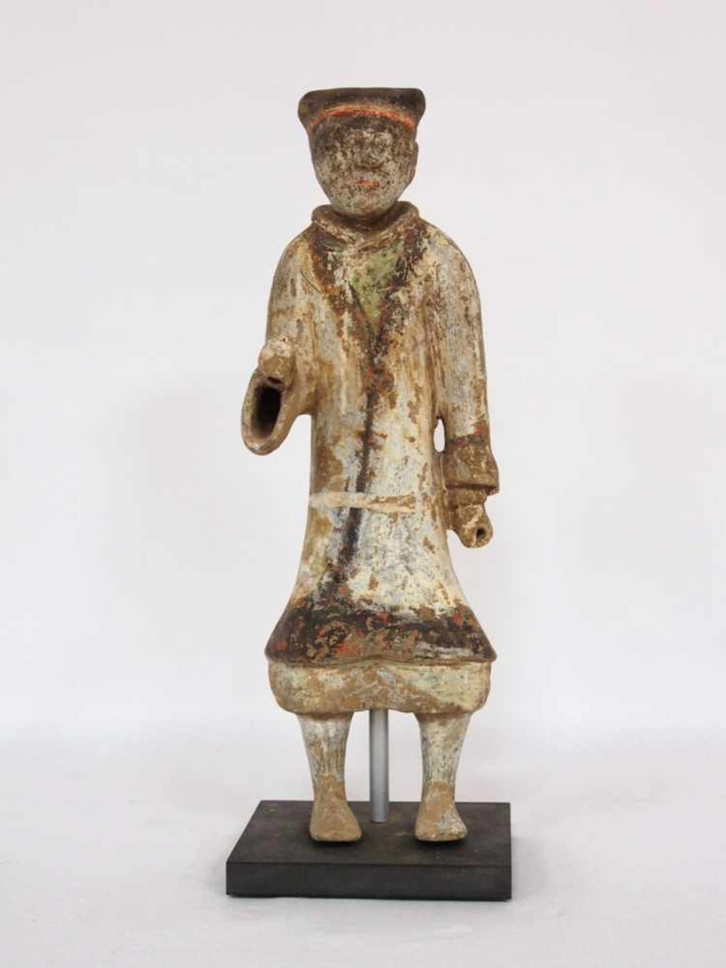WächterfigurTon, bemalt, China, wohl Han-Periode, 206 v. Chr.-220 n. Chr., Höhe 44 cm (ohne Sockel)