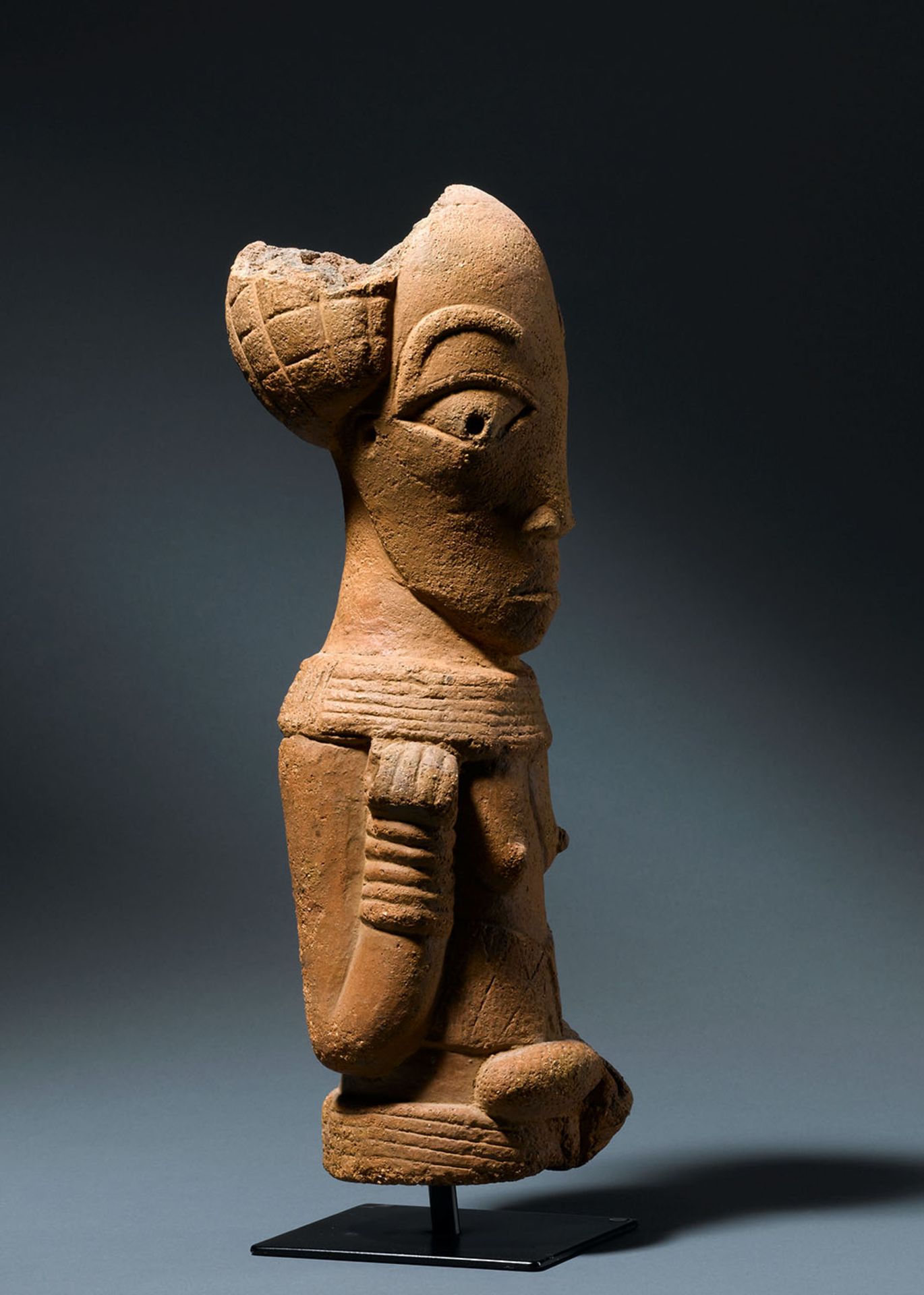 Weibliche FigurNok-Kultur, Nigeria, ca. 200 v. Chr - 200 n. Chr., Terrakotta, Höhe 42 cm [ - Bild 2 aus 3