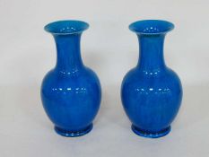 Paar BalustervasenChina, wohl 18./19. Jahrhundert, Porzellan, blau glasiert, Blüten- und Blattdekor,