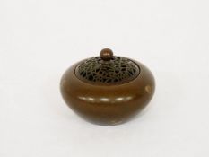 Räucherschale mit DeckelBronze, Reste von Vergoldung, bodenseitig Ming-Marke, Höhe 6 cm, Durchmesser