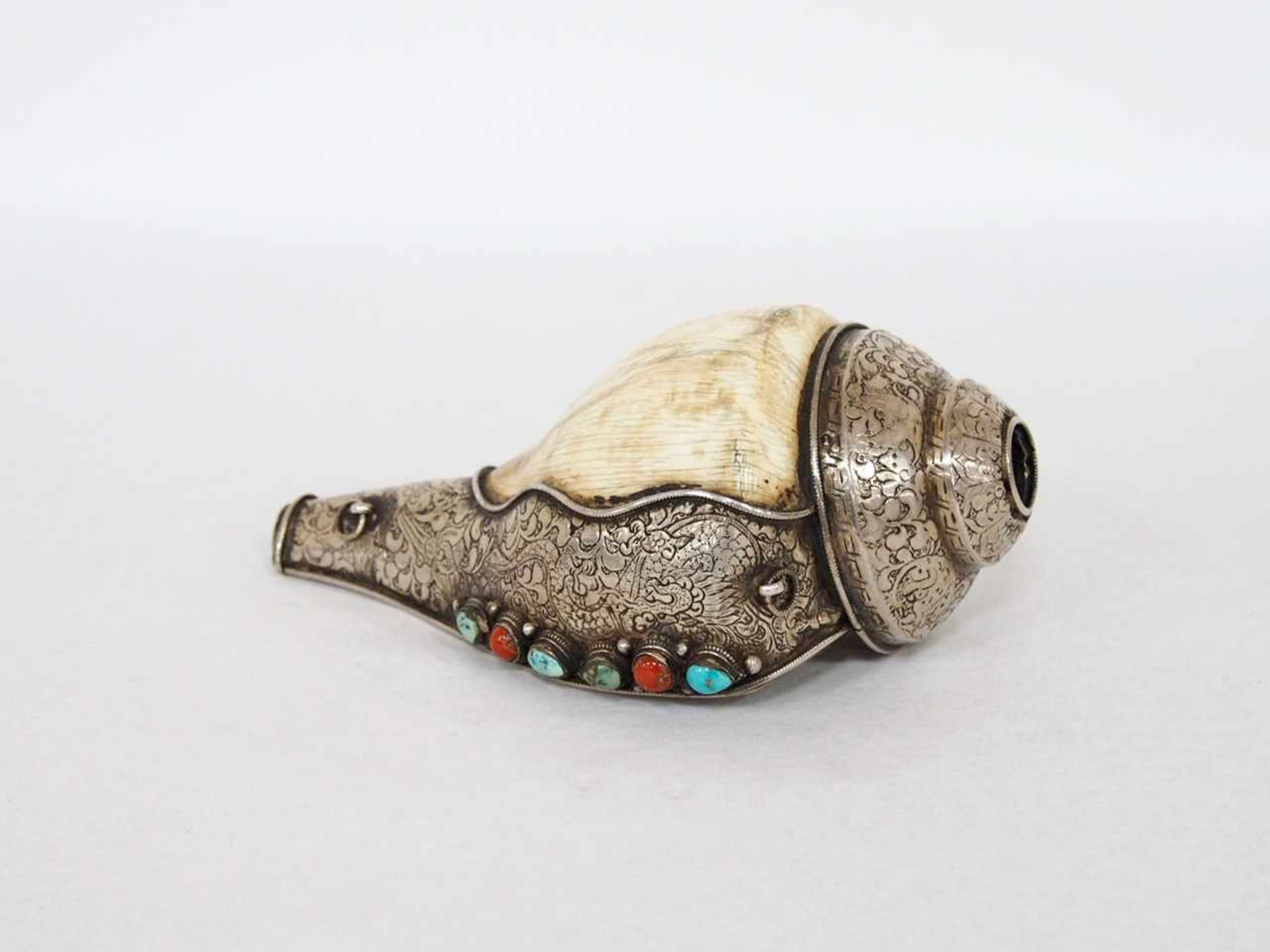 ZeremonialhornTibet 19. Jahrhundert, Horn, Silber, Türkis, Koralle, Länge 18 cm