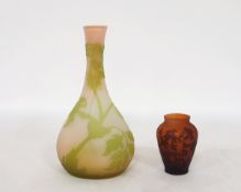 2 VasenGlas, Überfangglas, bezeichnet Gallé, Höhe bis zu 23 cm (kleine Bestossungen am Standring)