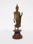 Schreitender Buddha ShakyammuniBronze, Reste von Vergoldung, im Sukhotai-Stil, Thailand 18./19.