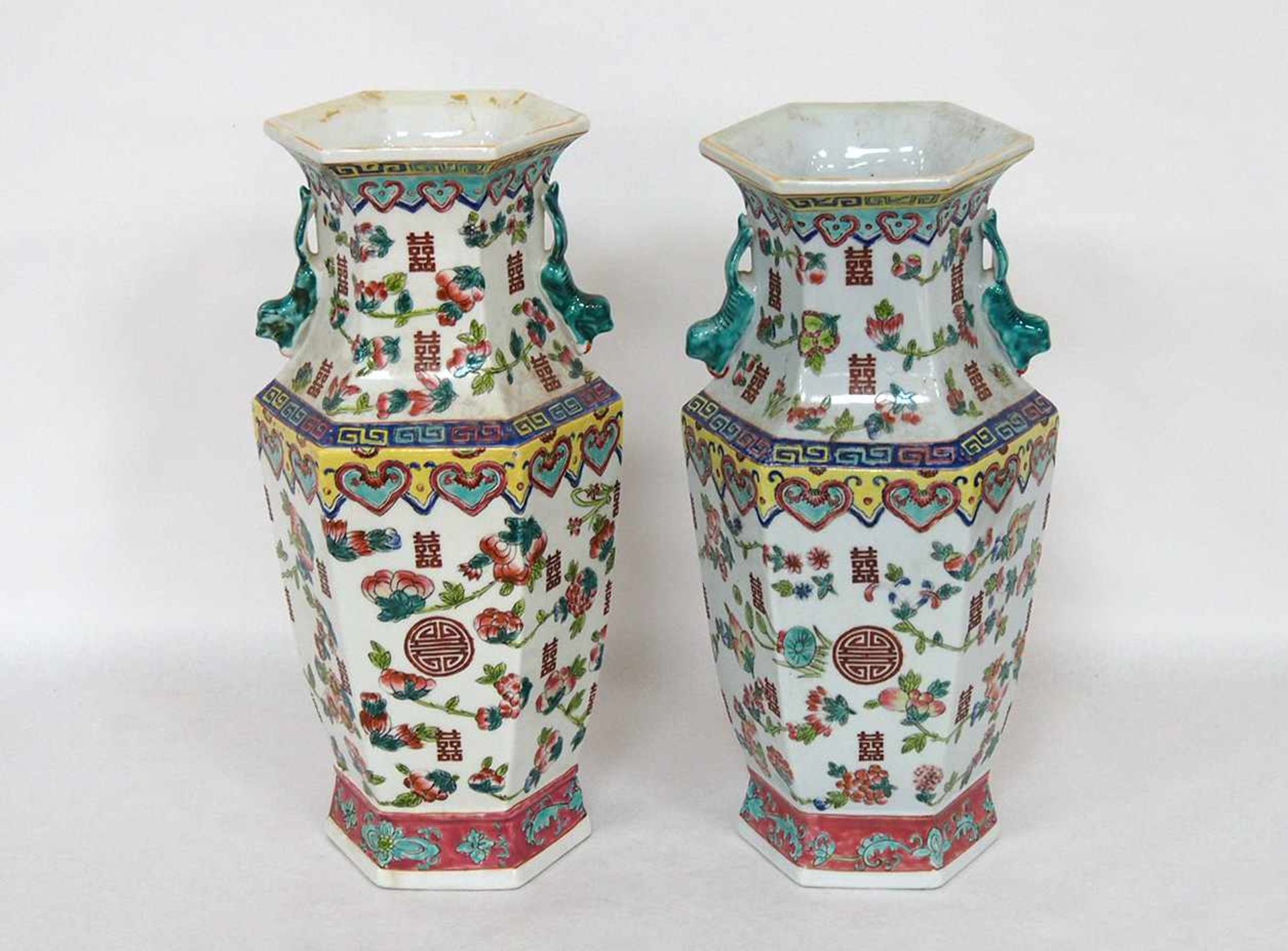Paar VasenPorzellan, bemalt, China, um 1920, Höhe 37 cm (eine Vase geklebt)
