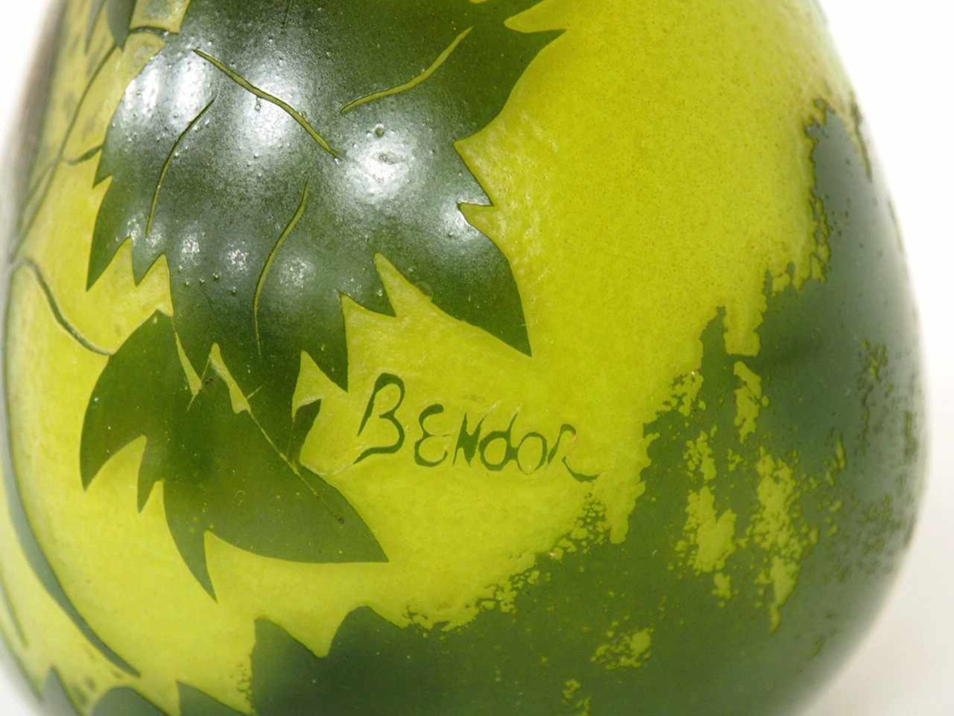Langhalsvasegrünes Glas mit Überfang, Ätzdekor "Vogelpaar und Ranken", signiert Bendor, - Bild 2 aus 2