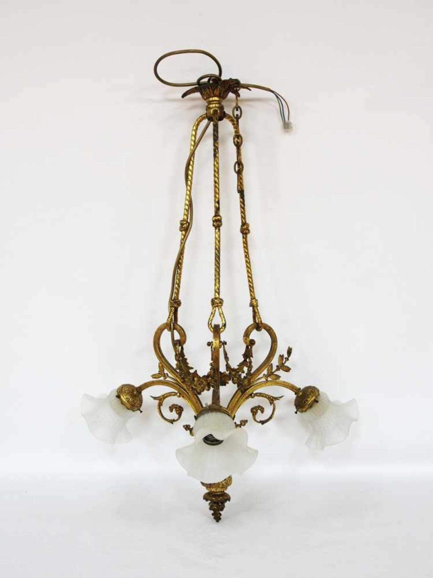 Dreiflammiger DeckenleuchterBronze, vergoldet, 3 Glasschirme, Frankreich 19. Jahrhundert, Höhe 90