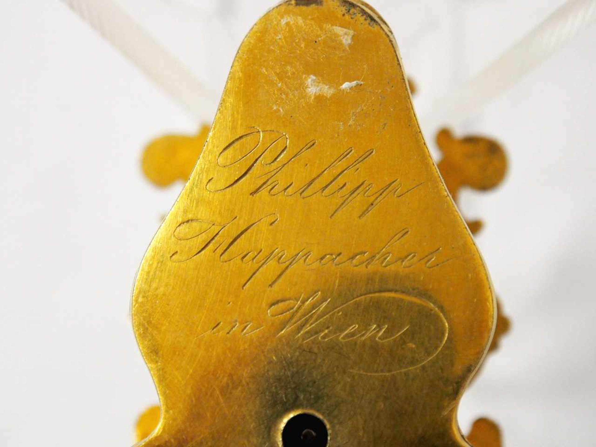 Kleiner Vorderzappler mit zwei Schwingpendeln im Rokoko-StilGehäuse auf Tatzenfüssen, vergoldet, - Bild 2 aus 3