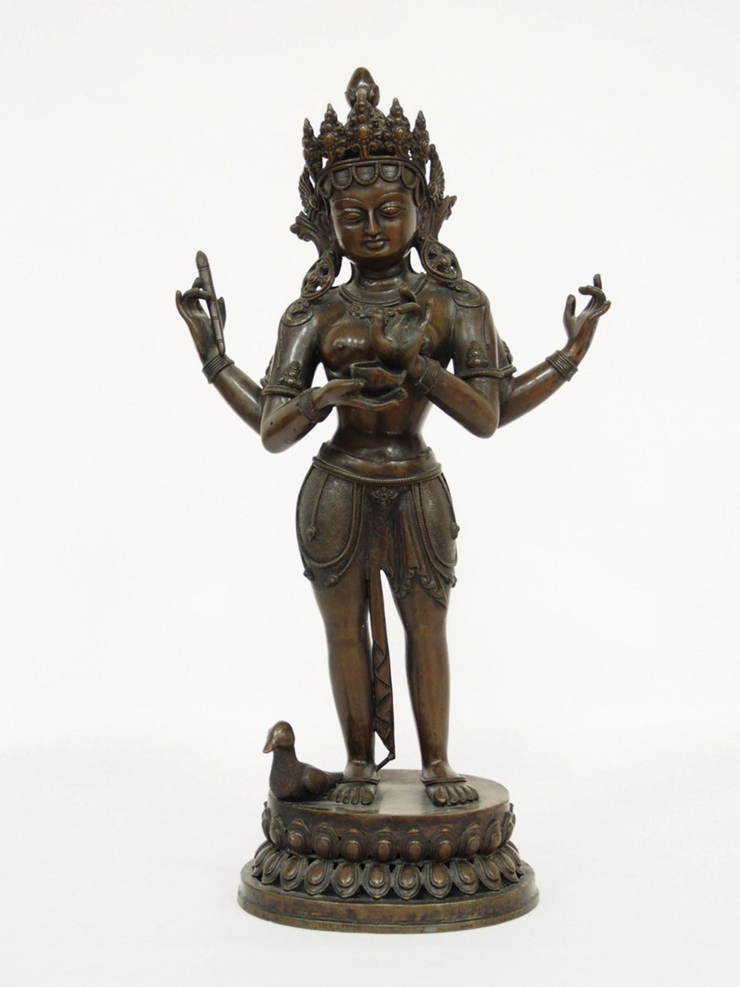 Hinduistische Göttin mit 4 Armen auf einem LotusthronBronze, Nepal 19./20. Jahrhundert, Höhe 50 cm
