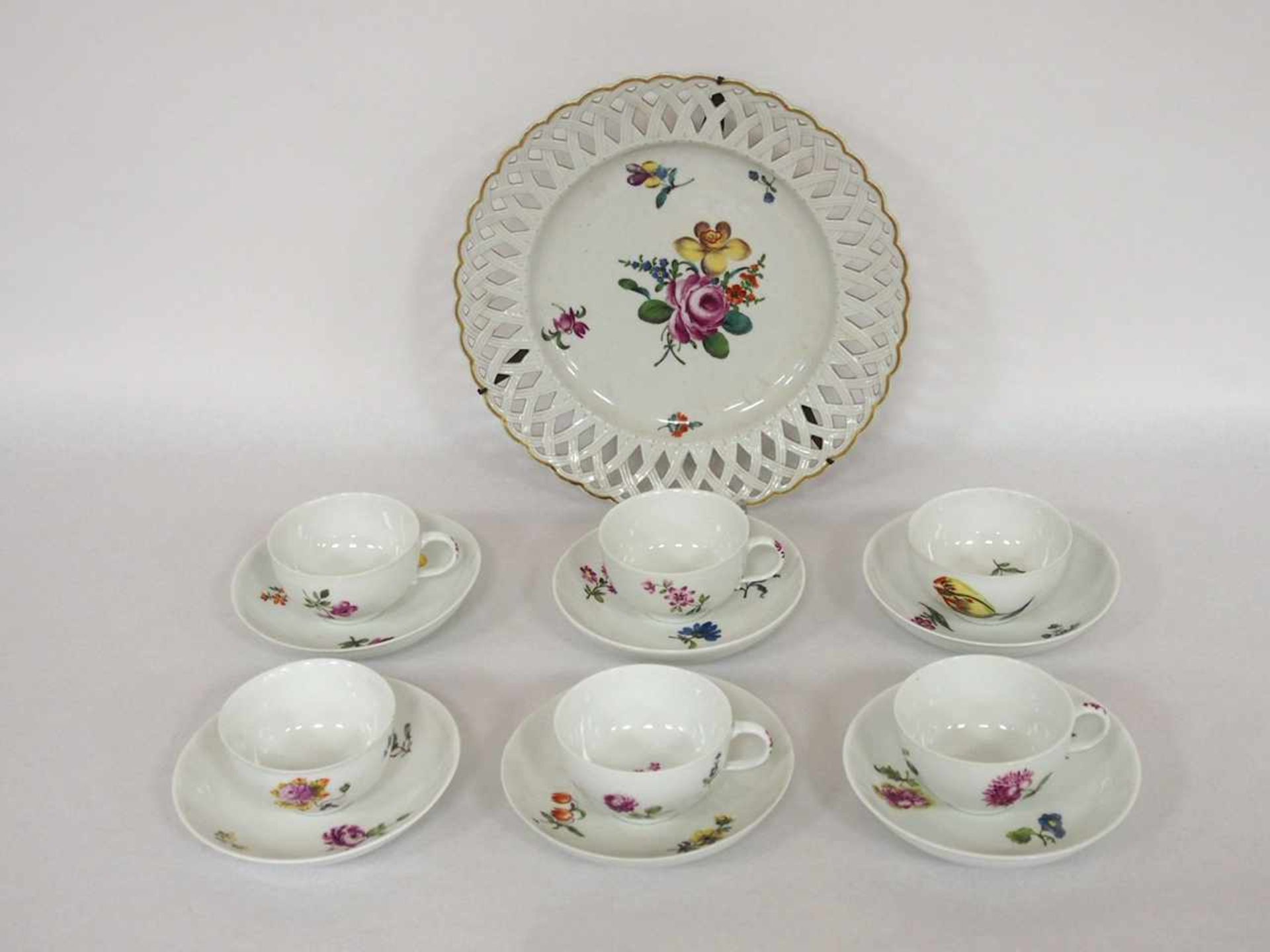 Vier Tassen, zwei Koppchen und sechs UntertassenPorzellan, Blumenmalerei, Meissen 18. Jahrhundert,