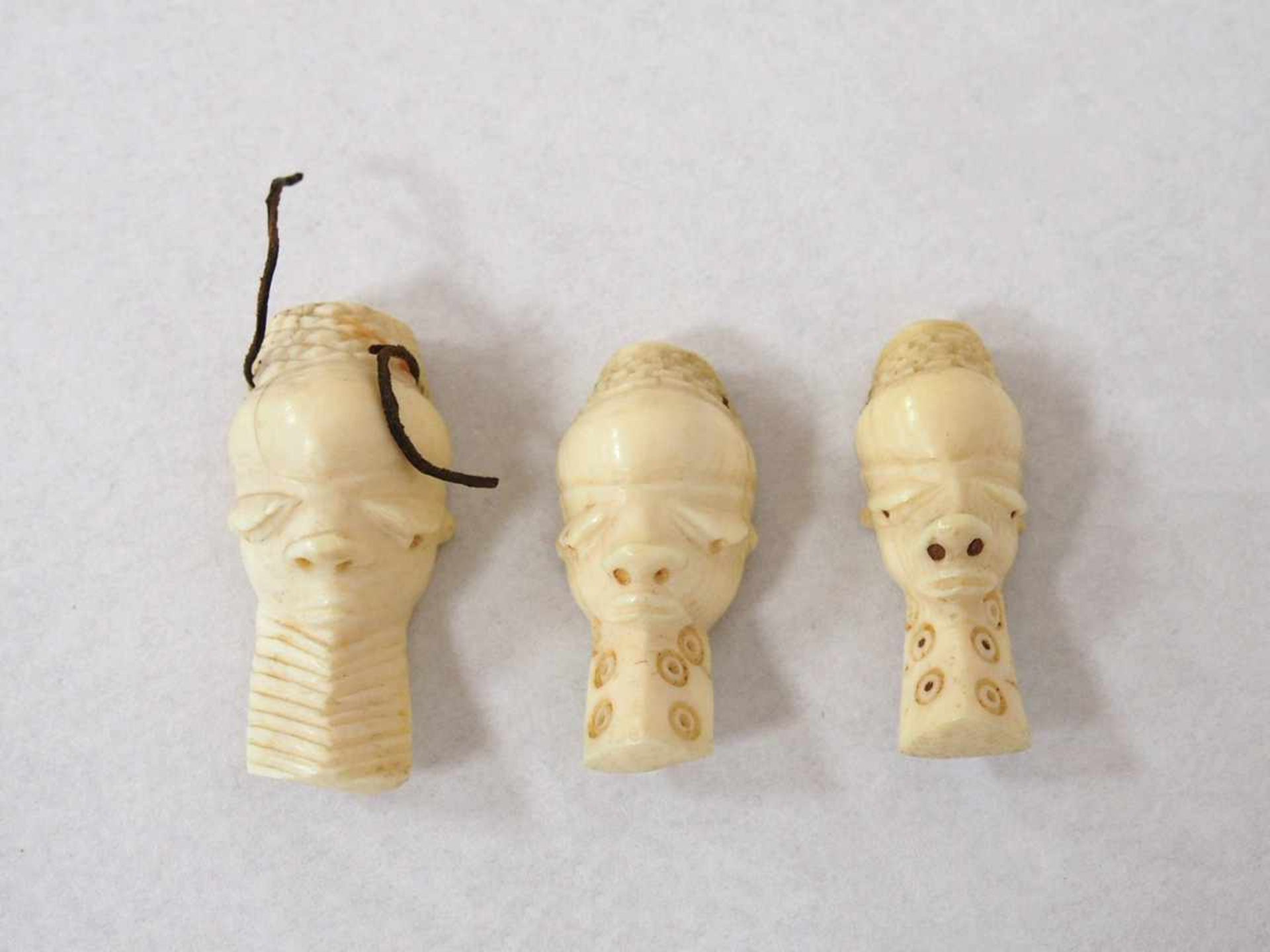 Drei AmulettanhängerElfenbein, geschnitzt, Luba, Kongo Anfang 20. Jahrhundert, Höhe 6,5 cm