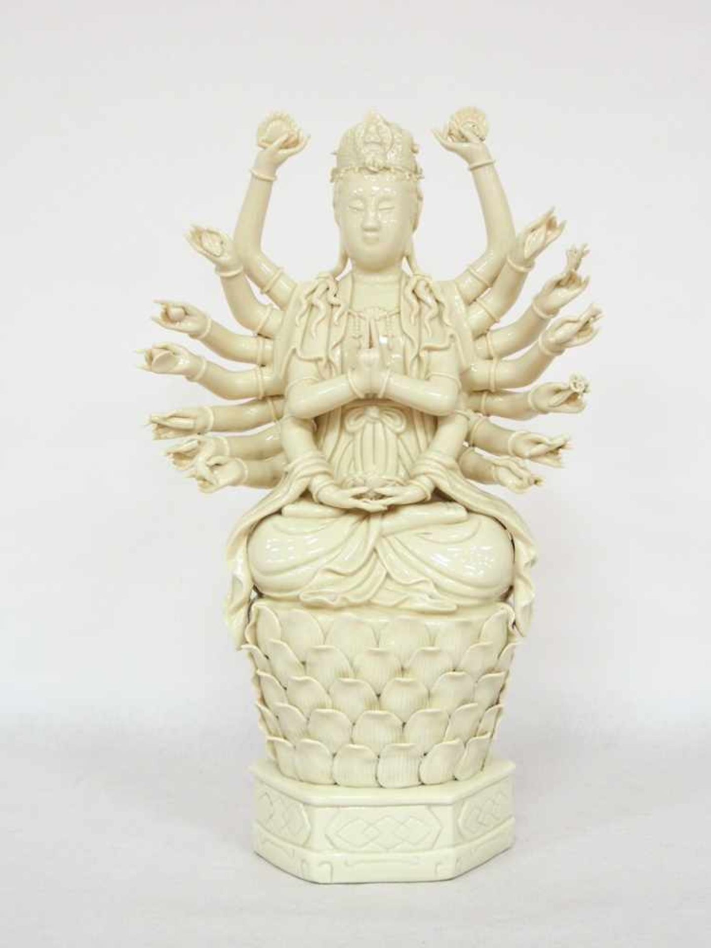 Guanyin mit 18 Armen auf LotusthronPorzellan, Blanc de Chine, verso gemarkt, Höhe 45 cm, China 19.