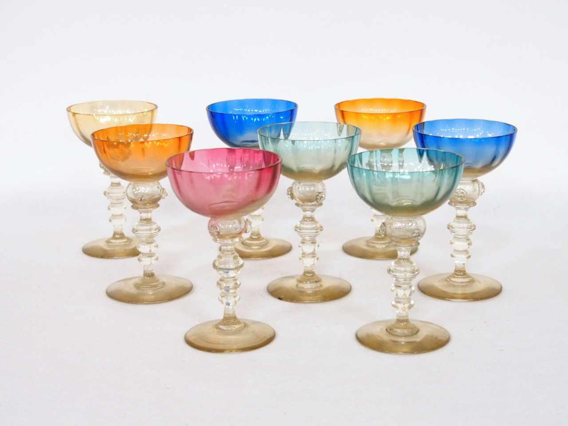 Acht ChampagnergläserGlas, Schalen gefärbtes Glas, wohl Ehrenfeld Ende 19. Jahrhundert, Höhe 14