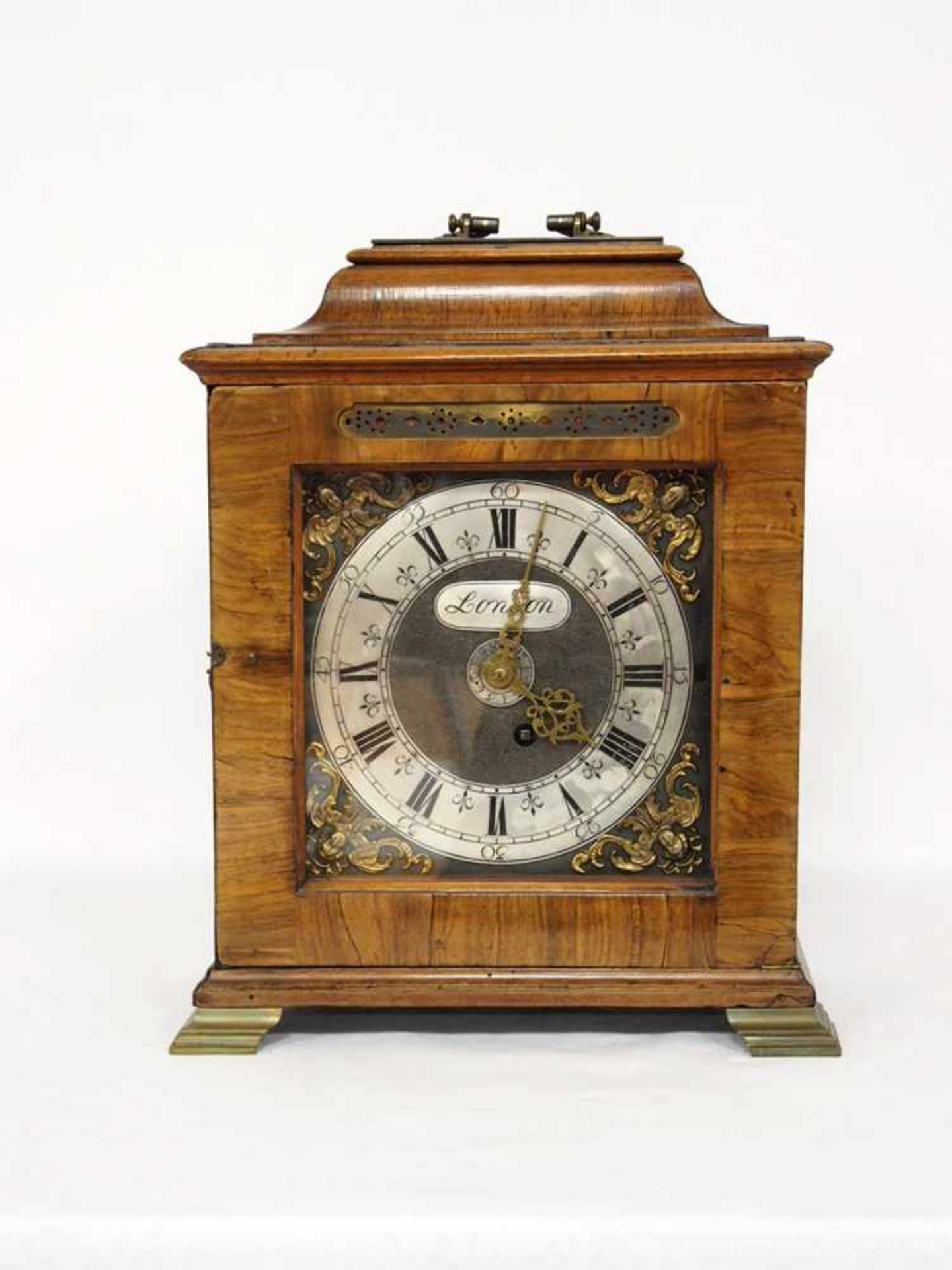 Kaminuhr (Bracket Clock)Gehäuse, Nussbaum, furniert, Messingfüße, Zifferblatt aus Messing,