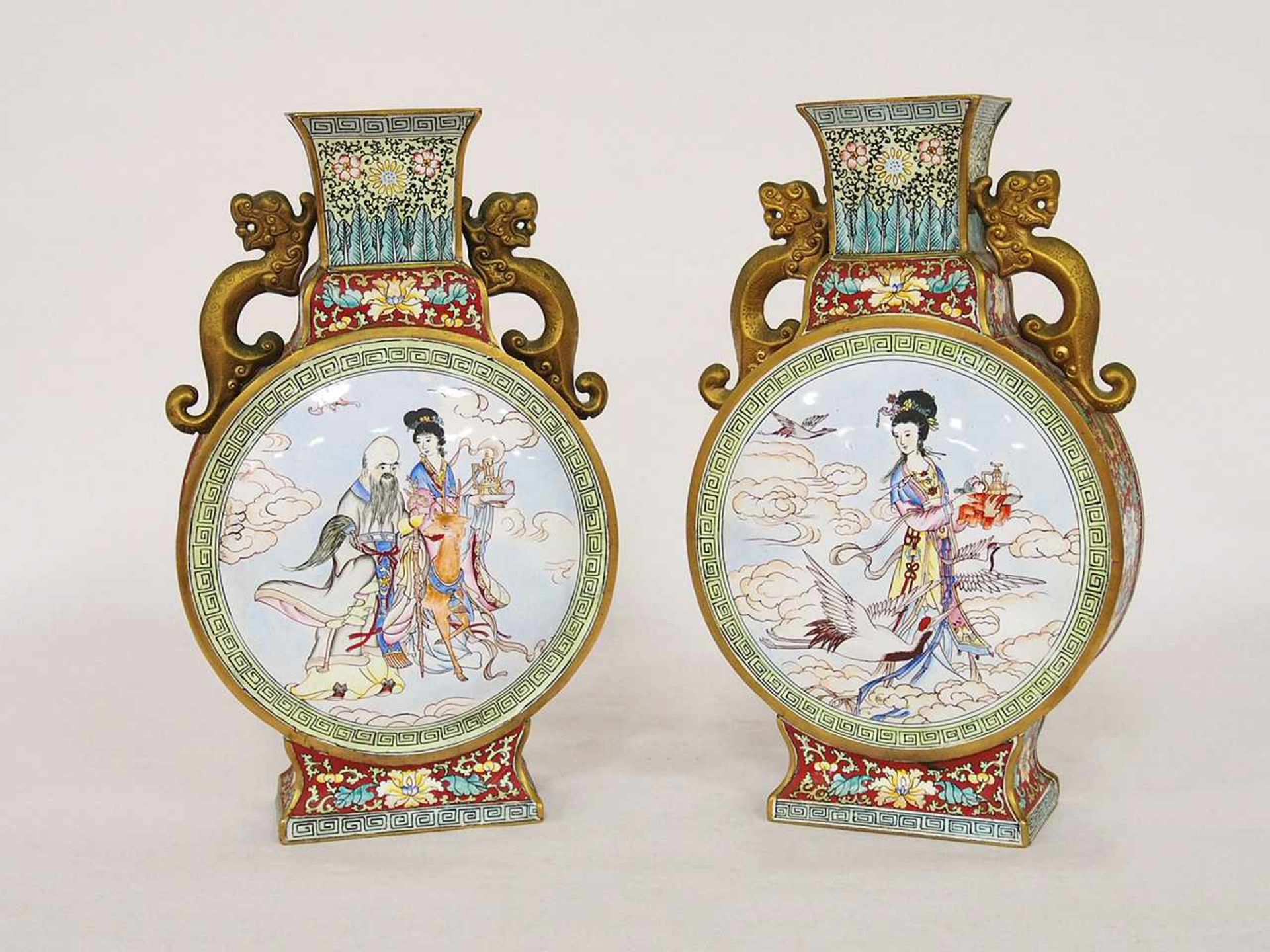 Paar Vasen mit DrachenhenkelnBronze, Emaillemalerei, bodenseitig gemarkt, China, um 1900, Höhe 28
