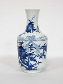 VasePorzellan, Pfirsichzweige und Fledermäuse in Blau-weiß-Malerei, China 19. Jahrhundert, Höhe 32,5