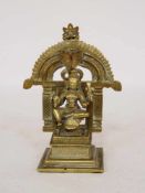 Thronende Göttin (Durga?)Mandorla mit vielköpfiger Kobra, Messing, Indien, wohl 18. / 19.