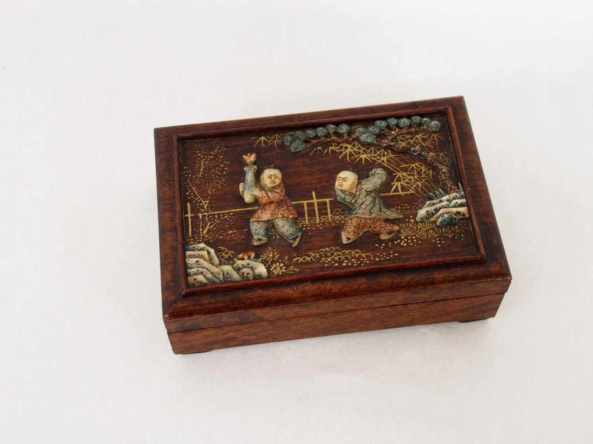 Holzkasten mit 6 SiegelnEdelholz, Deckel mit Steineinlagen (Spielende Kinder), 4 x 13,5 x 9 cm; - Bild 3 aus 3