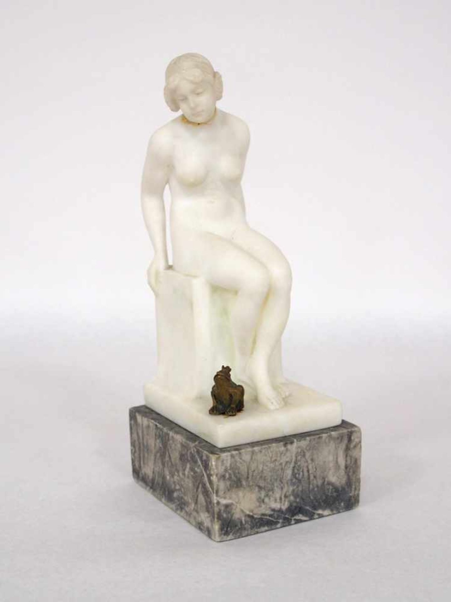 ECKART, Lissy1891-1974FroschkönigAlabaster, Bronze, signiert auf dem Sitz, Höhe mit Steinsockel 20