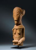 Weibliche FigurNok-Kultur, Nigeria, ca. 200 v. Chr - 200 n. Chr., Terrakotta, Höhe 42 cm [