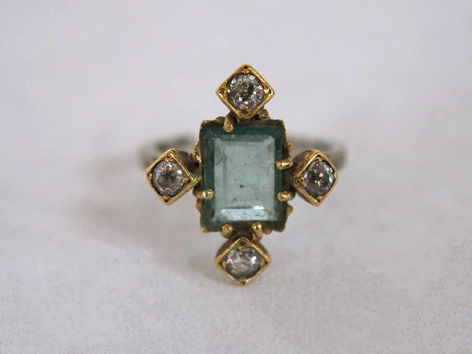 Damenringca. 1900, 750er Gelb- und Weißgold, 3,2 g., mit Smaragd 2,2 ct und 4 Altschliff-Diamanten - Bild 2 aus 3