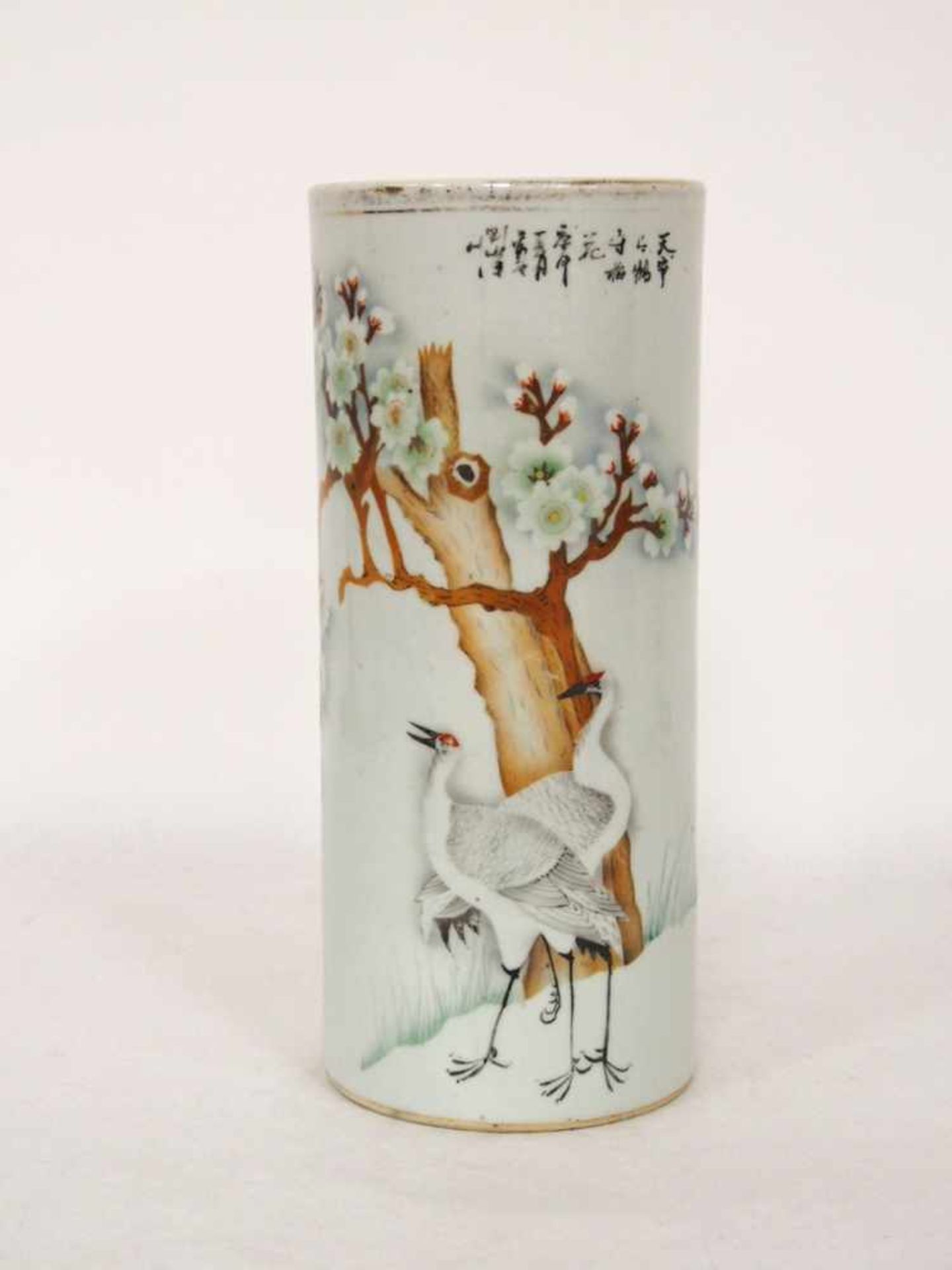 Vase mit KranichenPorzellan, bemalt und vergoldet, bodenseitig gemarkt, China, um 1920, Höhe 29 cm