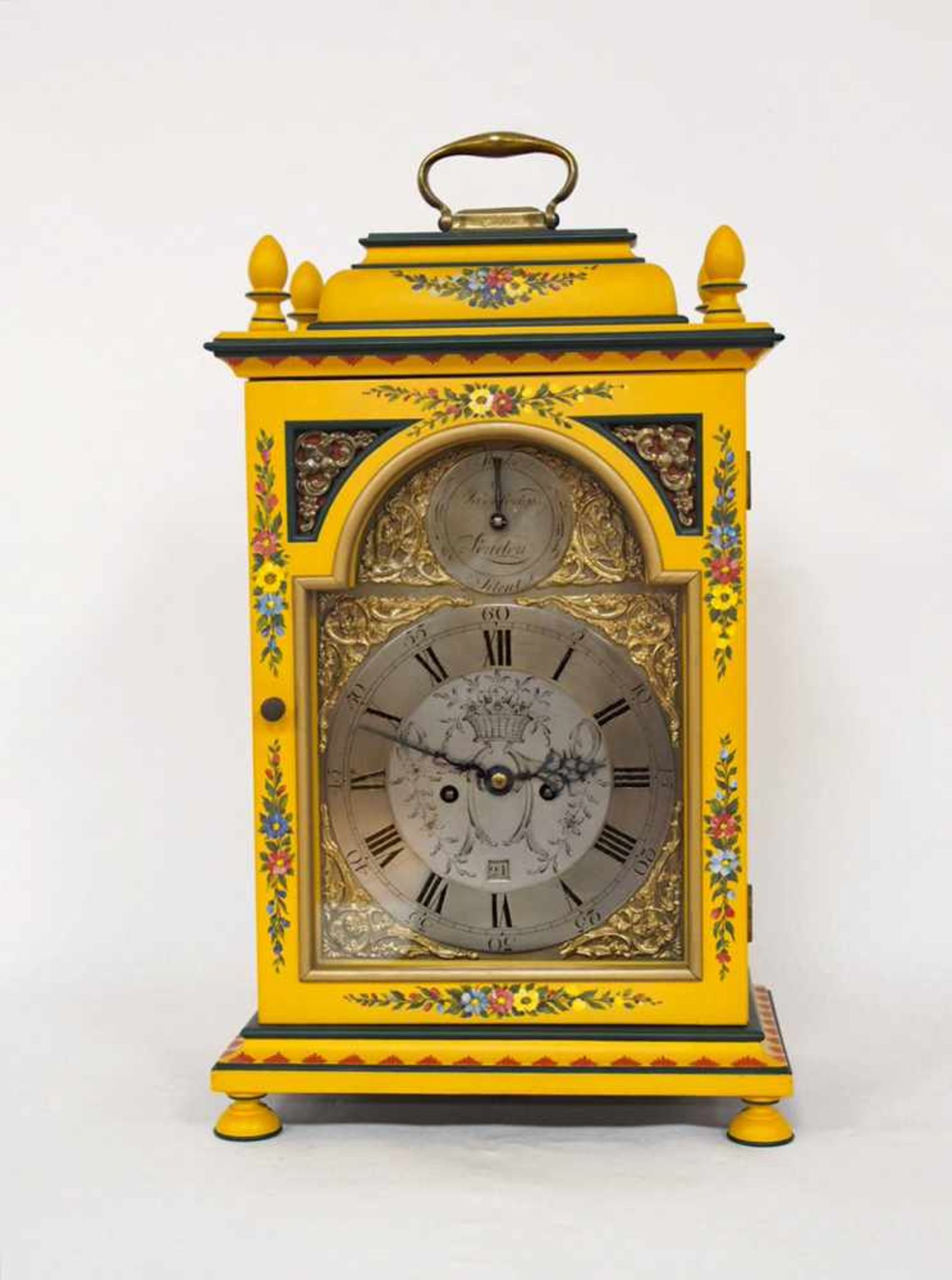 Kaminuhr (Bracket-Clock)Messing, Ankerwerk, Stundenschlag auf Glocke, Messingzifferblatt, Zentrum,