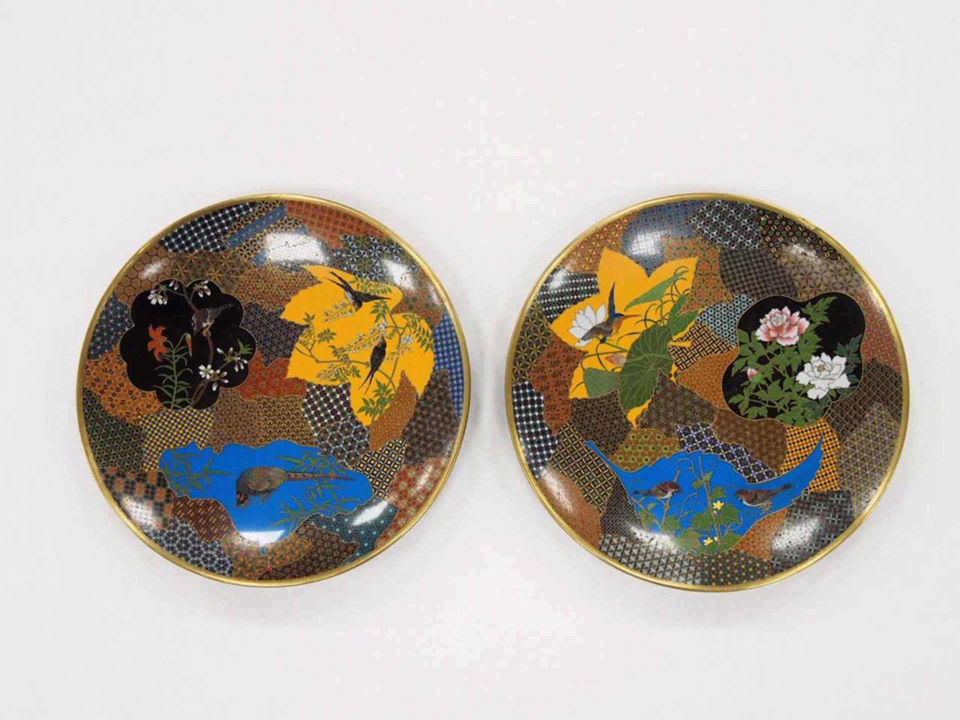 Zwei SchalenKupfer, Cloisonné, Vögel und Blumen, Japan, Meiji-Zeit, um 1900, Durchmesser je 23 cm