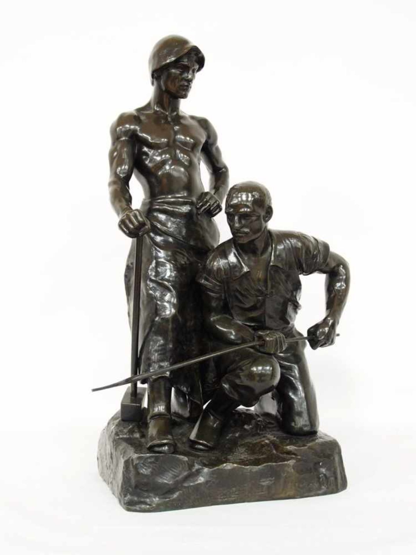 LEVASSEUR, Henri Louis1853-1934Zwei HochofenarbeiterBronze, signiert auf der Plinthe, Gießerstempel,