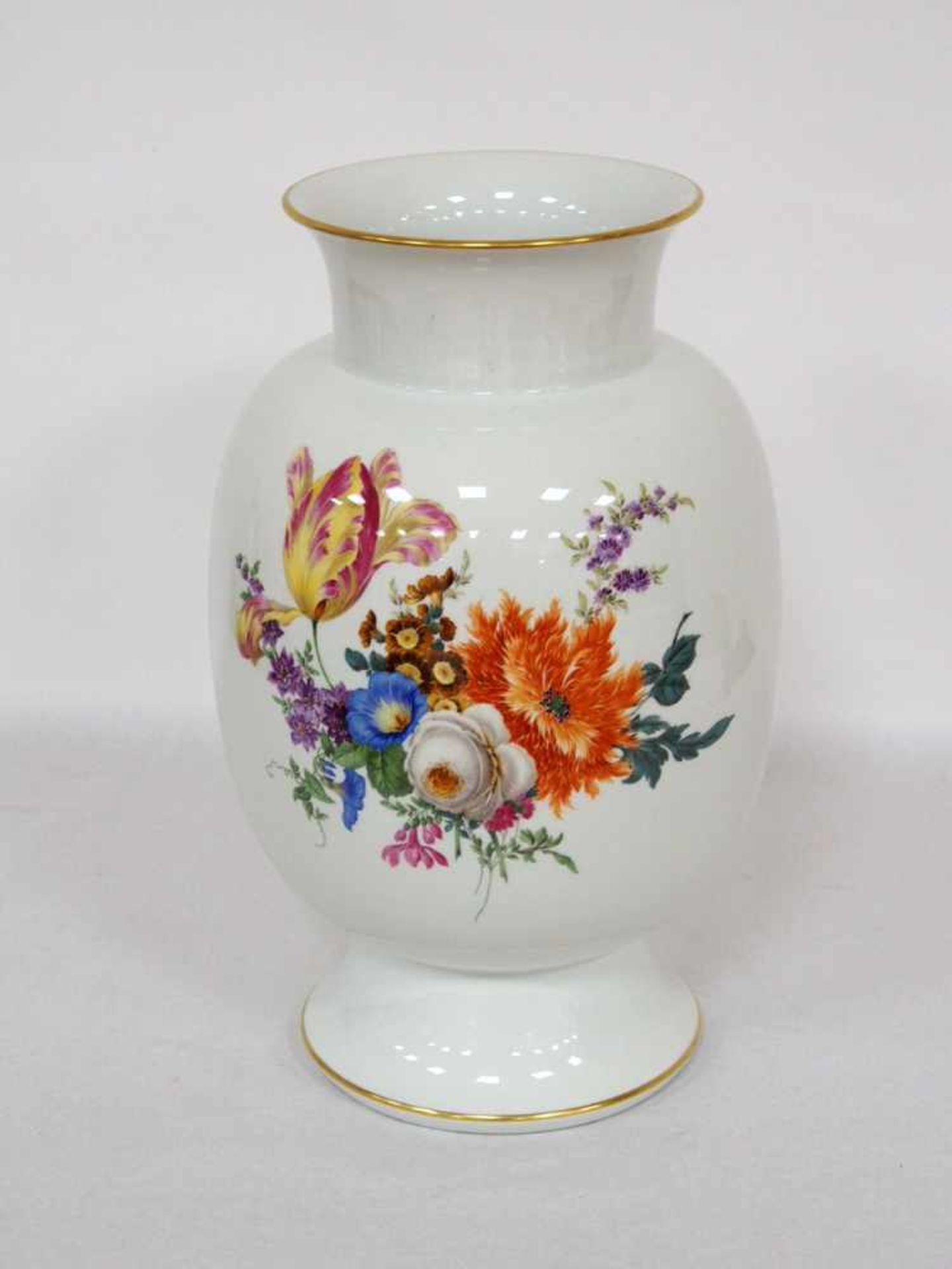 Große VasePorzellan, Blumenmalerei, Randvergoldung, Meissen (II. Wahl), Höhe 37 cm