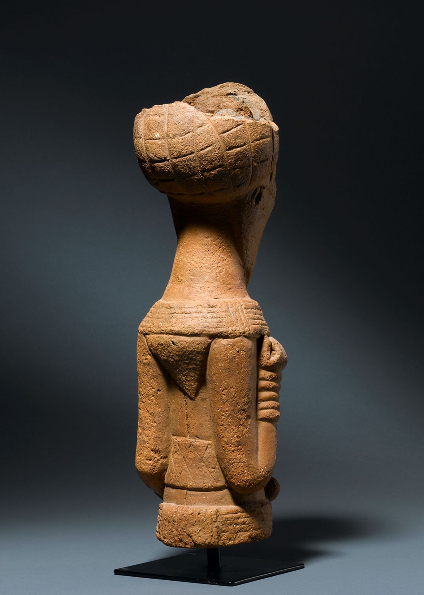 Weibliche FigurNok-Kultur, Nigeria, ca. 200 v. Chr - 200 n. Chr., Terrakotta, Höhe 42 cm [ - Bild 3 aus 3