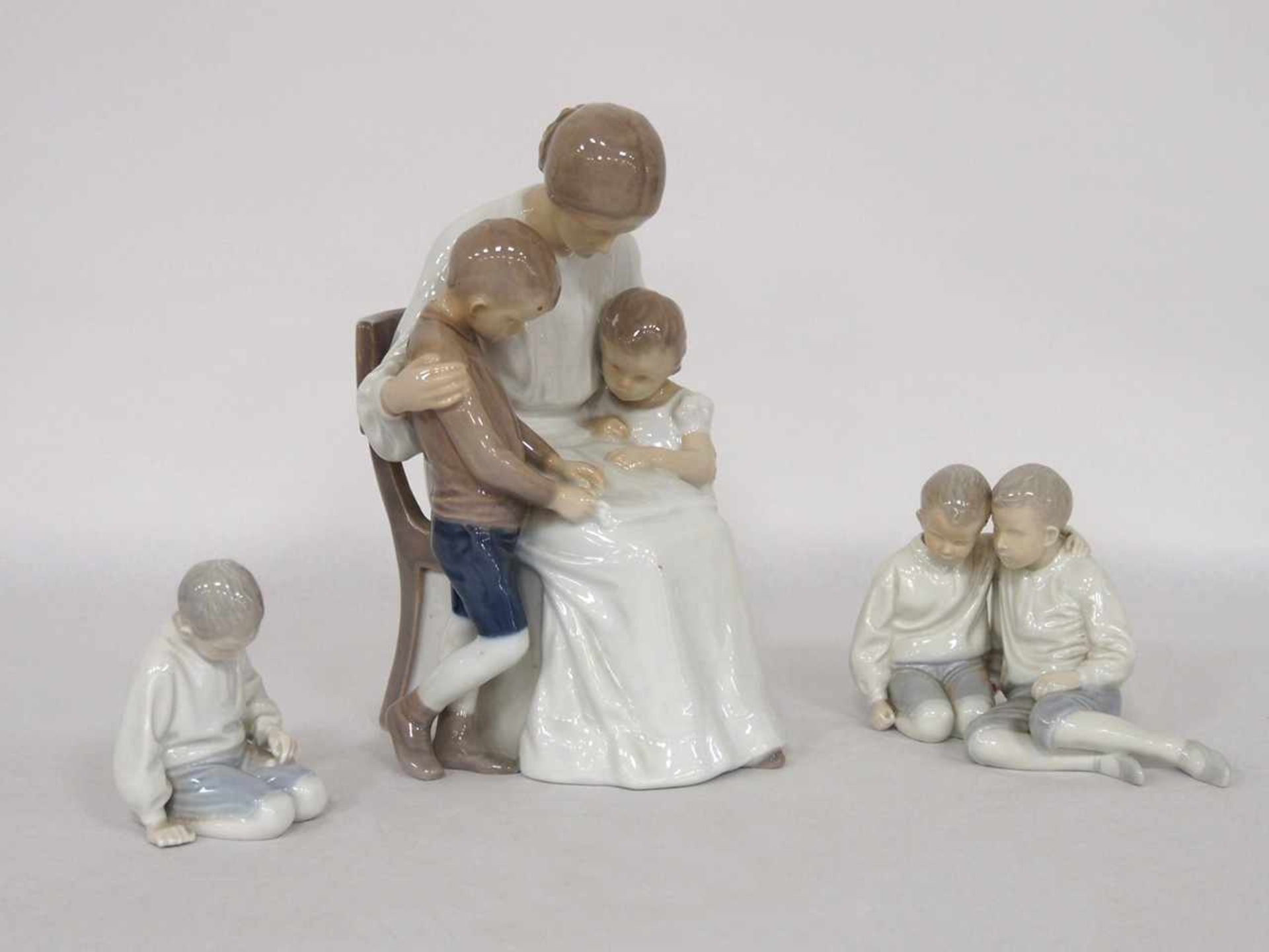 Mutter ihren Kindern vorlesendPorzellan, bemalt, Bing & Gröndahl, Kopenhagen, Höhe 22 cm;