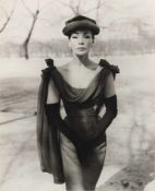 HUTH, Walde1923-2011Die unheilige Nonne - New Look - Dior / Paris / LuckyPhotographie, verso