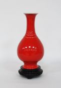 VasePorzellan, monochrom rot, bodenseitig Quianlong-Marke, China 18./19. Jahrhundert, Höhe 26,5