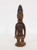 IbejiHolz, vollrund geschnitzt, Kauri-Schnecken, Glasgliederkette, Yoruba, Nigeria Mitte 20.